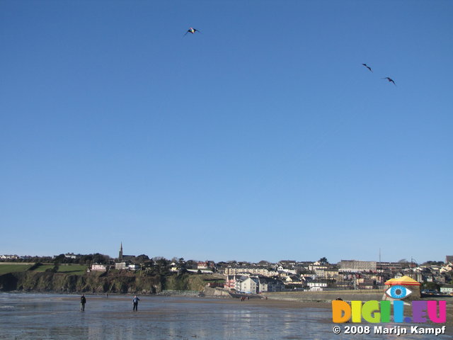 SX01550 Man flying three kites on Tramore beach